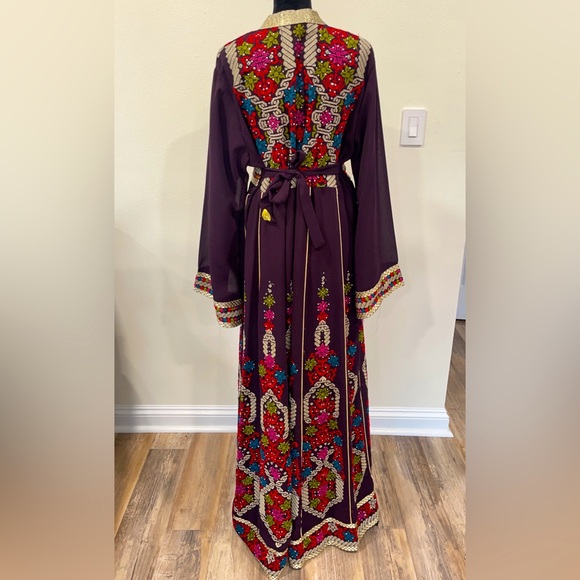 Machine embroidered purple dress/thob, adjustable waist tie - Picture 2 of 2